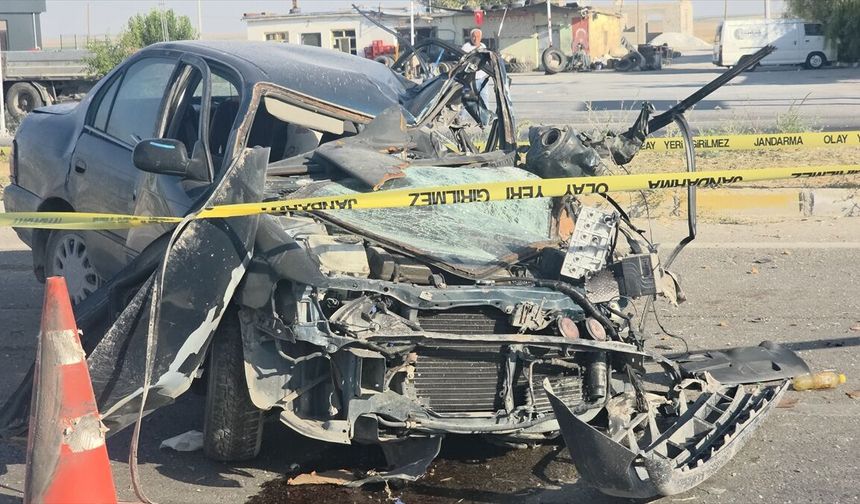 Aksaray'da aydınlatma direğine çarpan otomobildeki 2 kişi öldü, 2 kişi ağır yaralandı