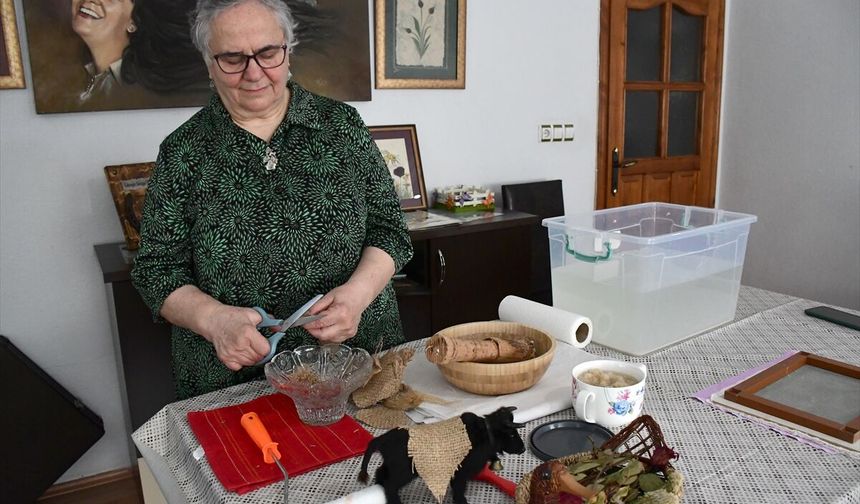 Geleneksel Türk el sanatlarını bitkilerden ürettiği organik kağıtlara işliyor