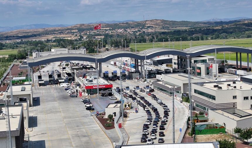 Gurbetçilerin dönüş yolculuğu İpsala Sınır Kapısı'nda yoğunluk oluşturuyor