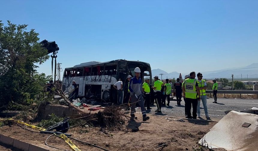 Kayseri'de devrilen yolcu otobüsündeki 1 kişi öldü, 22 kişi yaralandı