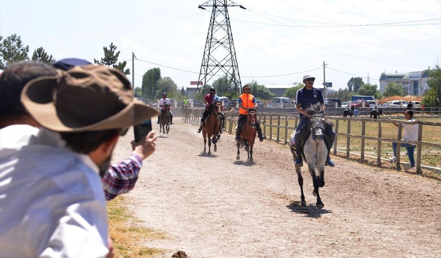 Kütahya'da rahvan atlar, Türkiye Şampiyonası'na katılmak için yarıştı