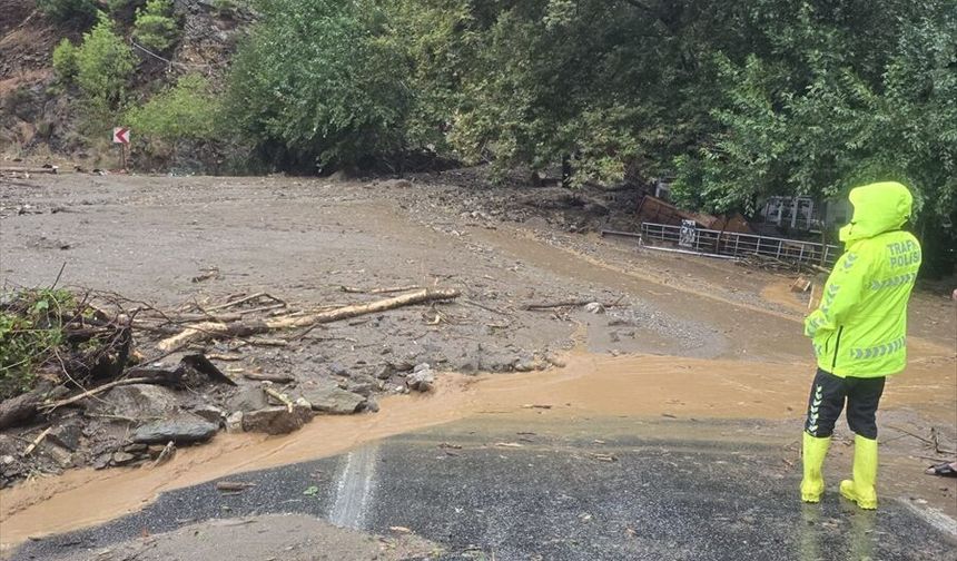 Mersin'de heyelan nedeniyle Anamur-Gazipaşa kara yolu trafiğe kapandı