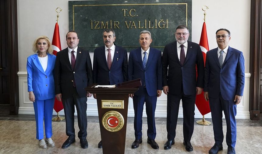Milli Eğitim Bakanı Yusuf Tekin, İzmir'de ziyaretlerde bulundu