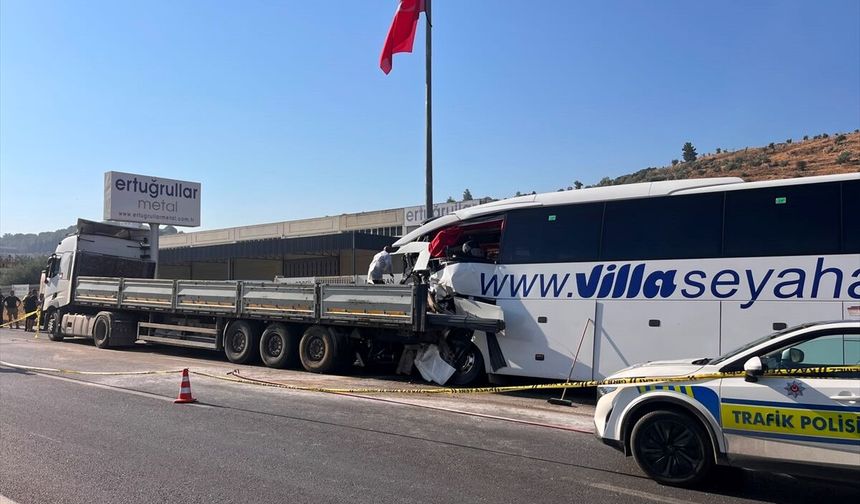 Muğla'da yolcu otobüsü ile tırın çarpıştığı kazada 2 kişi öldü, 18 kişi yaralandı