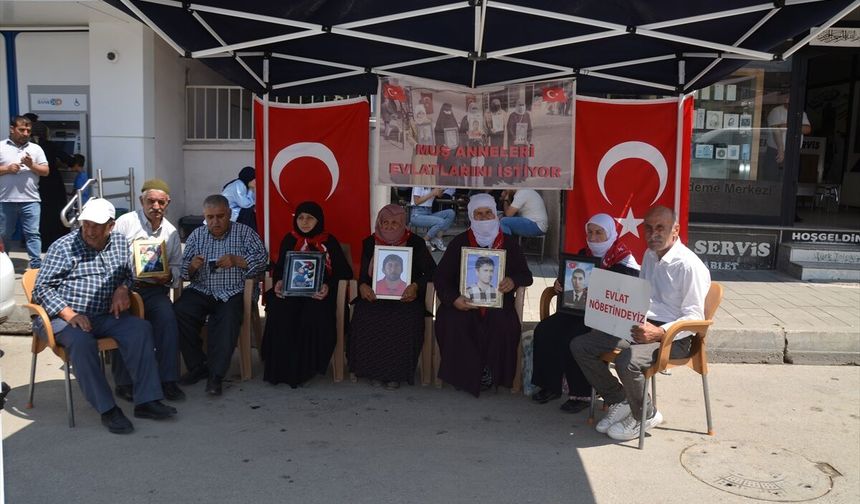 Muş'ta evlatlarına kavuşmak isteyen aileler DEM Parti önündeki eylemlerini sürdürdü