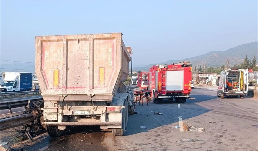 Sakarya'da bariyere çarpan tırdaki 1 kişi öldü, 1 kişi yaralandı