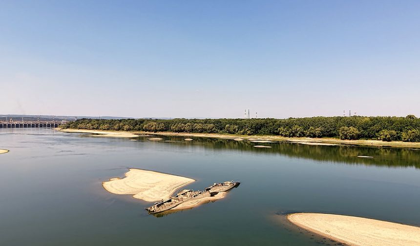Sırbistan'da Tuna Nehri'nin su seviyesinin düşmesiyle savaş gemisi enkazı yeniden ortaya çıktı