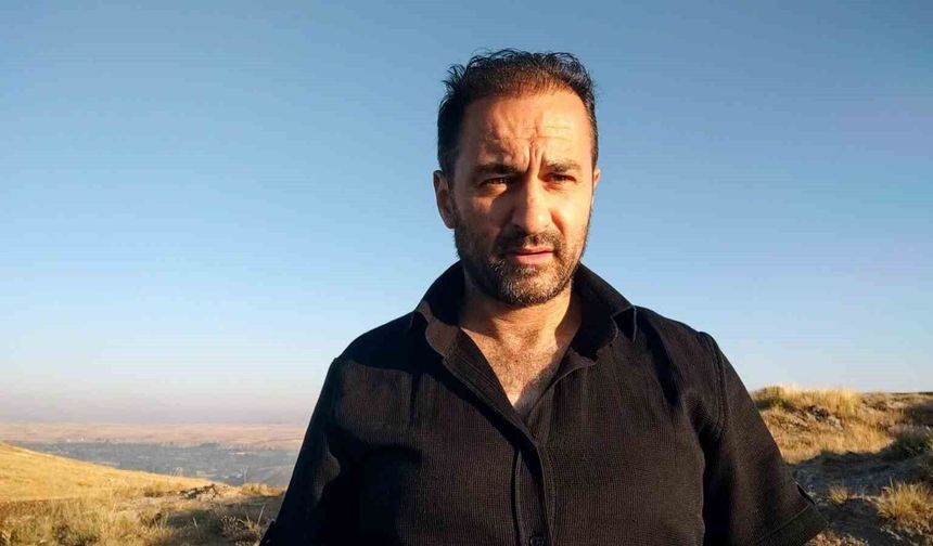 Anne ayı ve iki yavrusu sabahın erken saatlerinde yemek ararken görüntülendi