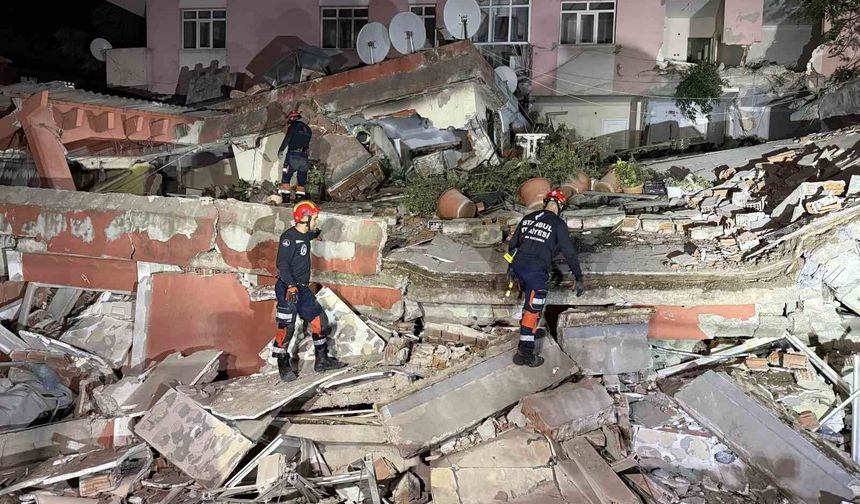 Bahçelievler'de dün gece tahliye edilen bina bugün çöktü