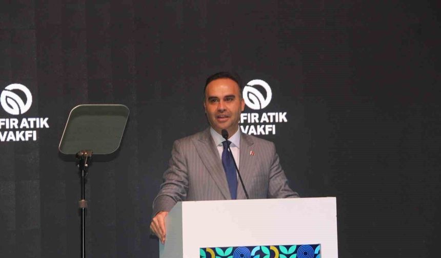 Bakan Kacır: 'Sanayi devriminden bu yana yaklaşık 1,5 derece ısınan yerküre, bugün alarm veriyor'