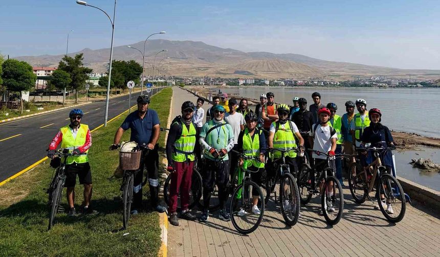 Bitlis'te 30 bisikletli 90 kilometre pedal çevirip Ahlat'ın tarihi mirasını ziyaret etti