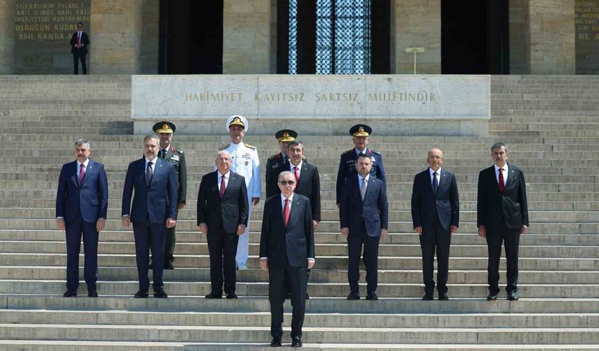 Cumhurbaşkanı Erdoğan başkanlığındaki YAŞ üyeleri Anıtkabir'i ziyaret etti