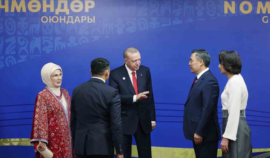 Cumhurbaşkanı Erdoğan, Bişkek Arena'da Kırgız mevkidaşı Caparov tarafından karşılandı