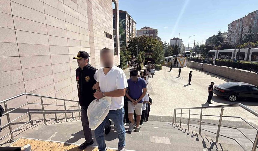 Eskişehir merkezli dev dolandırıcılık operasyonunda yakalanan 90 şüpheli adliyeye sevk edildi