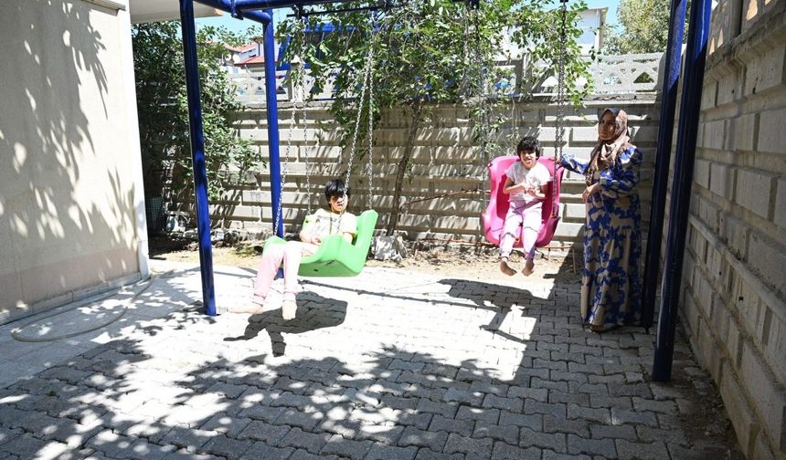 Evlerinin önü parka dönüştürüldü: 3 engelli kardeşin evinin bahçesine salıncak kuruldu