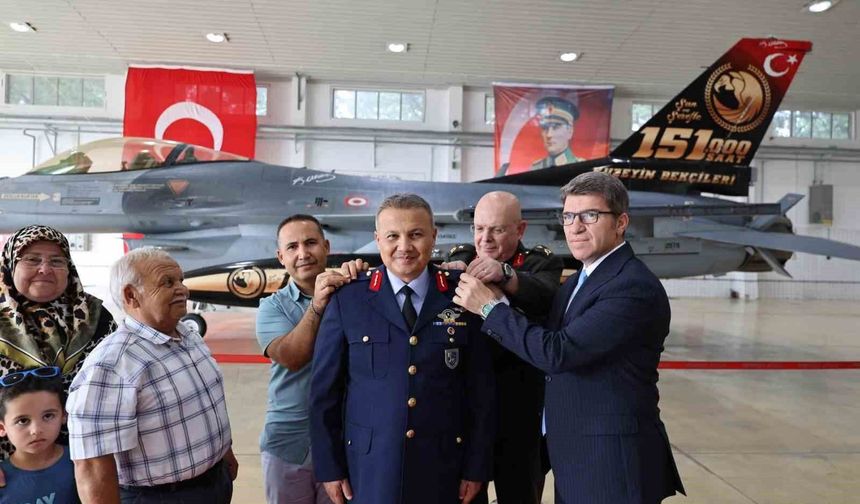 İlk Türk astronot Alper Gezeravcı yeni rütbelerini taktı