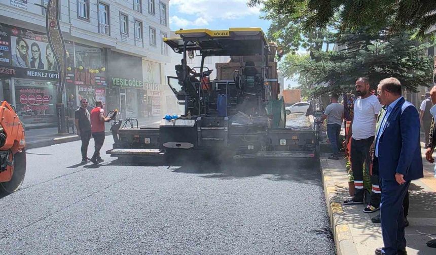 Kars'ta şehir içi yollarda asfalt seferberliği: Faikbey Caddesi yenileniyor
