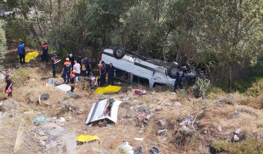 Minibüs şarampole uçtu: 4 ölü, 10 yaralı