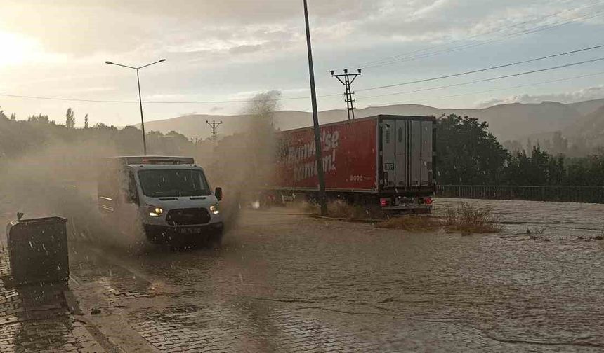 Sivas'ta sağanak yolları göle çevirdi, sürücüler zor anlar yaşadı