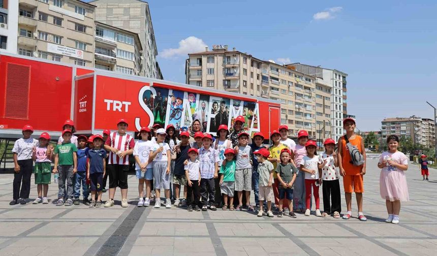 TRT Sinema Tırı Elazığlı çocuklara sinema keyfi yaşattı