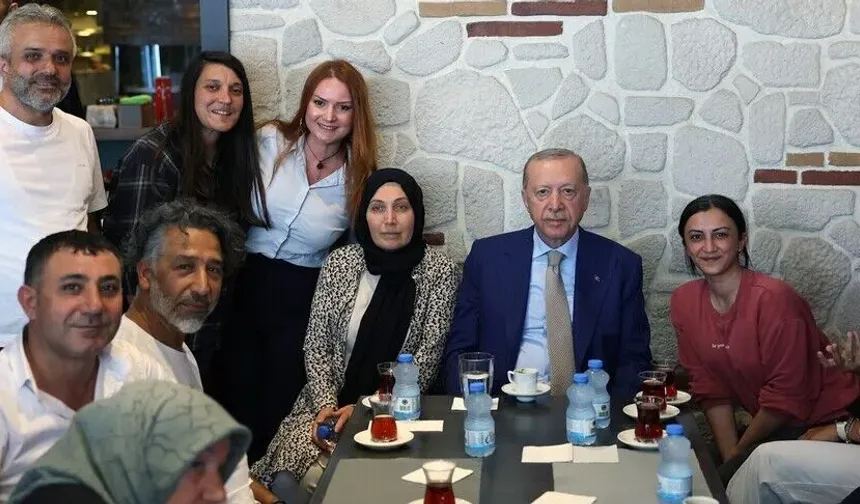 Cumhurbaşkanı Erdoğan, Üsküdar'da esnafı ziyaret etti