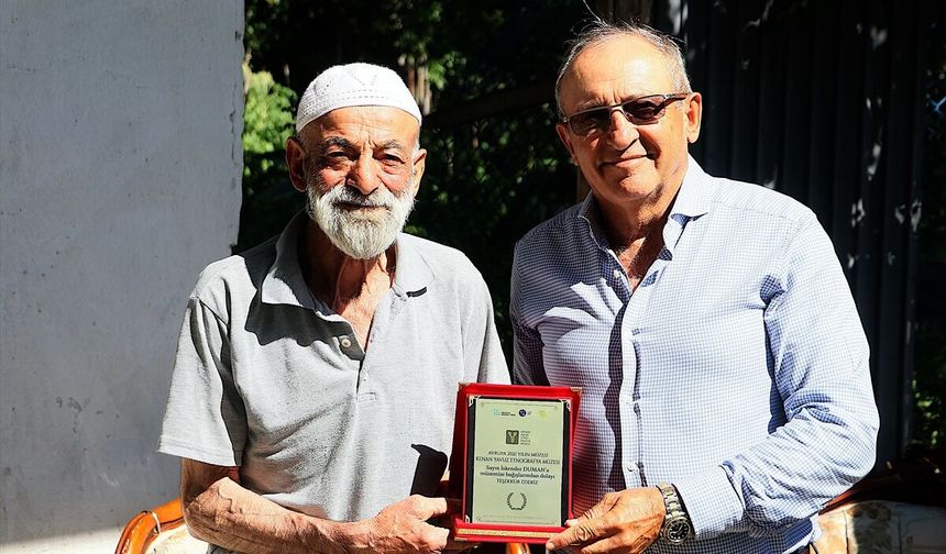 60 yıldır topladığı eşyaları müzeye bağışladı
