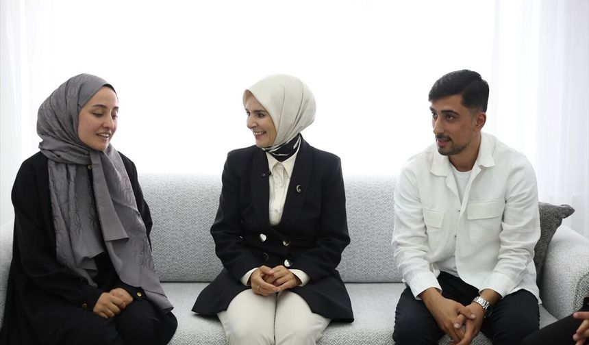 Bakan Göktaş, evlilik kredisinden yararlanan yeni evli çiftin ilk misafiri oldu