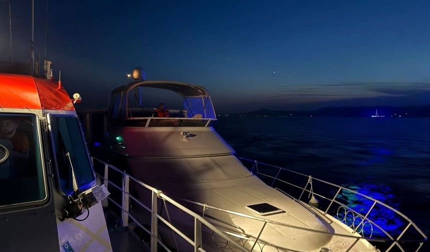Çanakkale Boğazı'nda sürüklenen tekne kurtarıldı