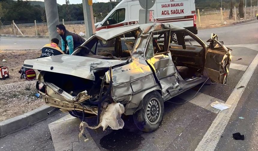 Çanakkale'de otobüs ile otomobilin çarpıştığı kazada 2 kişi öldü