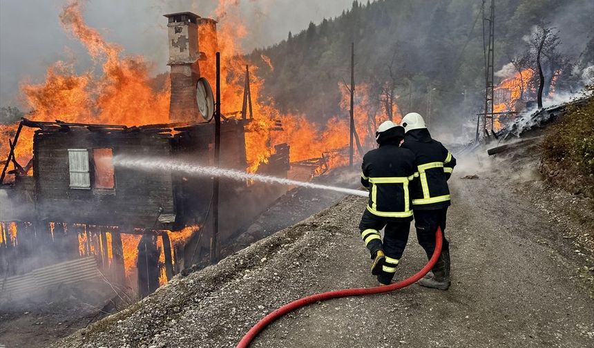 Kastamonu'da çıkan köy yangınına müdahale ediliyor