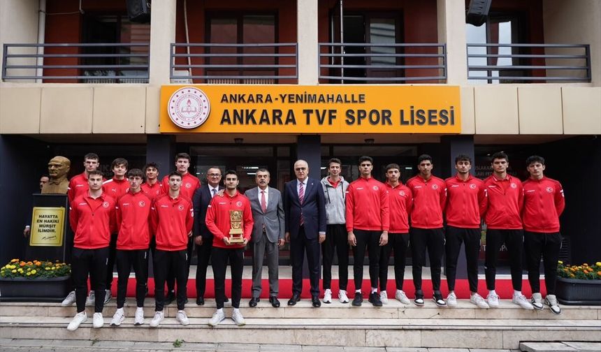Milli Eğitim Bakanı Tekin, Ankara TVF Spor Lisesinde dünya şampiyonu öğrencilerle buluştu: