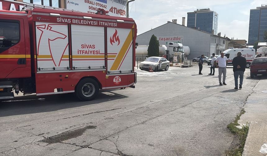 Sivas'ta iş yerinde gaz parlaması sonucu çıkan yangında 4 kişi yaralandı