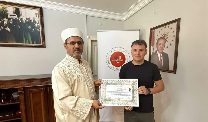 Tatil için geldiği Aydın'da İslamiyet'ten etkilenen İrlandalı genç, Müslüman oldu