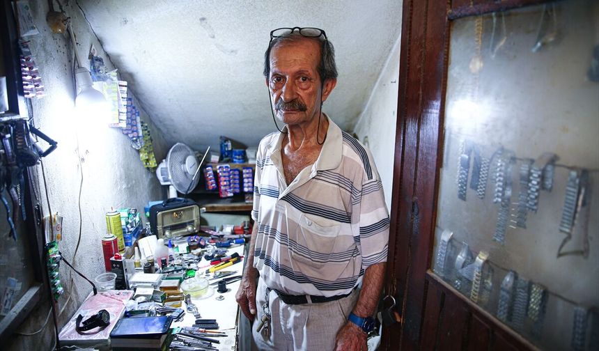 Tek kişilik dükkanında 57 yıldır saatlere ayar veriyor