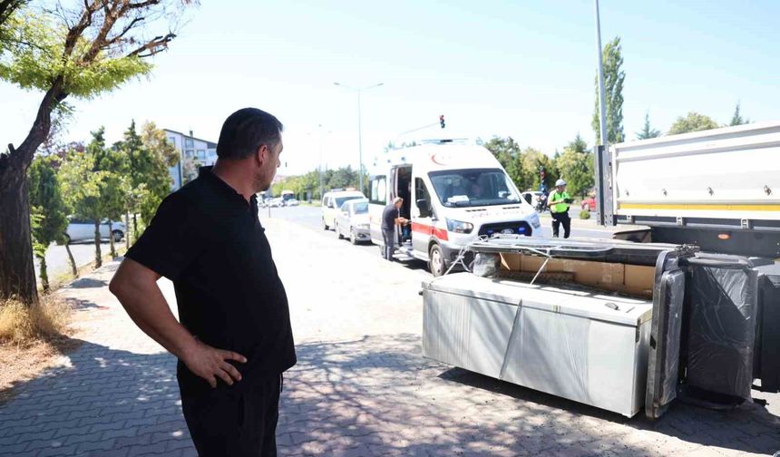 Ambulansa yol vermek isterken kazaya neden oldu
