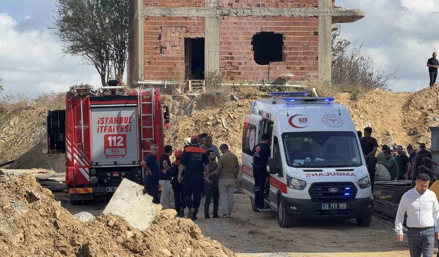 Başakşehir Şamlar Mahallesi'nde inşaat alanında toprak kayması yaşandı. Bölgeye itfaiye ekipleri sevk edildi. İlk belirlemelere göre göçük altında kalan 3 işçiden 2'si kurtarıldı. Göçük altındaki 1 işçiyi kurtarma çalışmaları devam ediyor