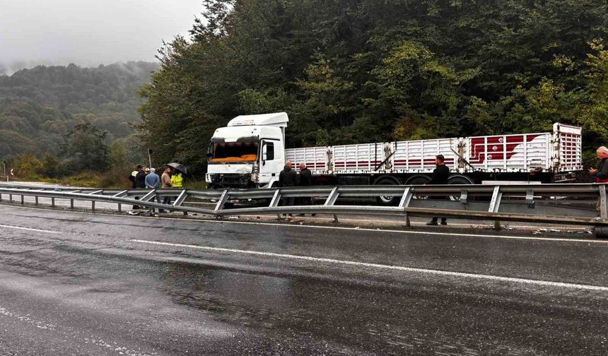Düzce D-655 karayolunda makaslayan tır yolu trafiğe kapattı
