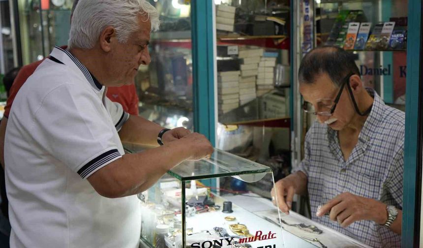 Gaziantepli saat ustası 56 yıldır zamana ayar veriyor