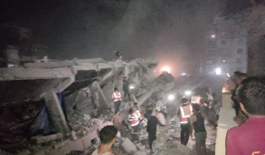 Gazze'de İsrail saldırılarında daha önce hasar gören bina yıkıldı: En az 8 ölü