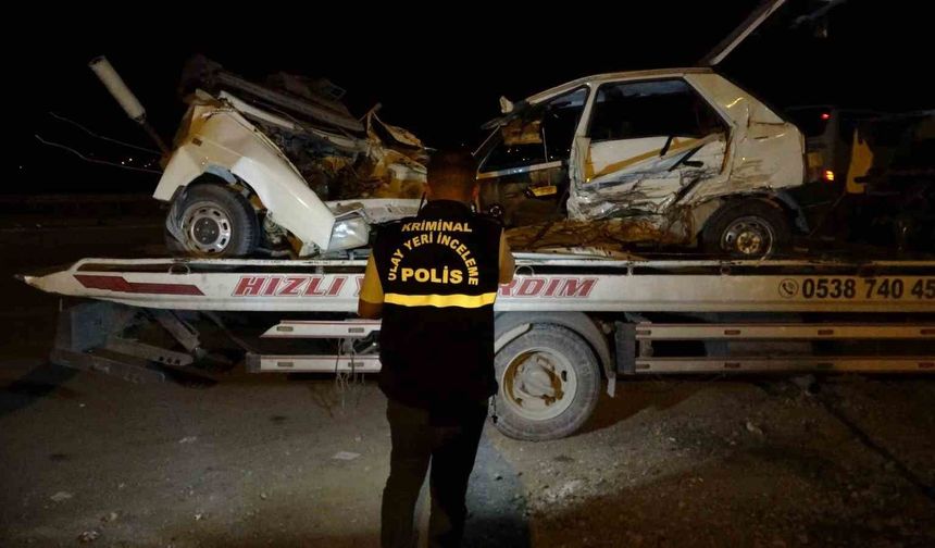 Üç aracın karıştığı kazada ikiye bölünen otomobilin sürücüsü hayatını kaybetti
