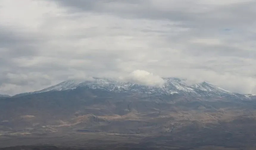 Ağrı Dağı'na mevsimin ilk karı yağdı