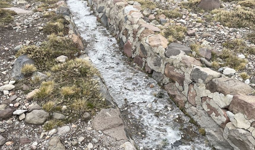 Erciyes Dağı'ndaki su kanalları buz tuttu