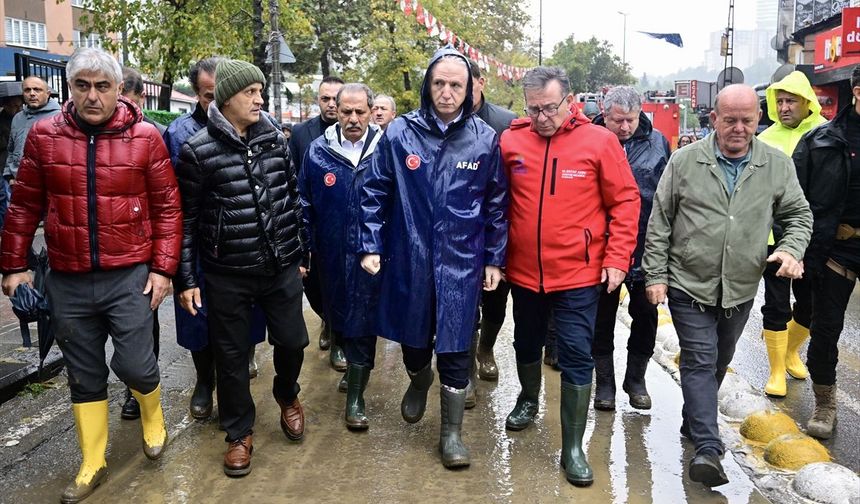İstanbul Valisi Gül, yağışın etkilediği Sarıyer'de incelemelerde bulundu: