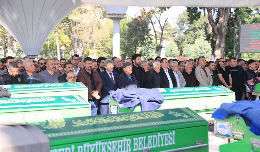 Kayseri'deki trafik kazasında hayatını kaybeden 3 kişi toprağa verildi