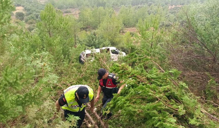 Mersin'de ağaçlık alana devrilen minibüsteki 17 kişi yaralandı