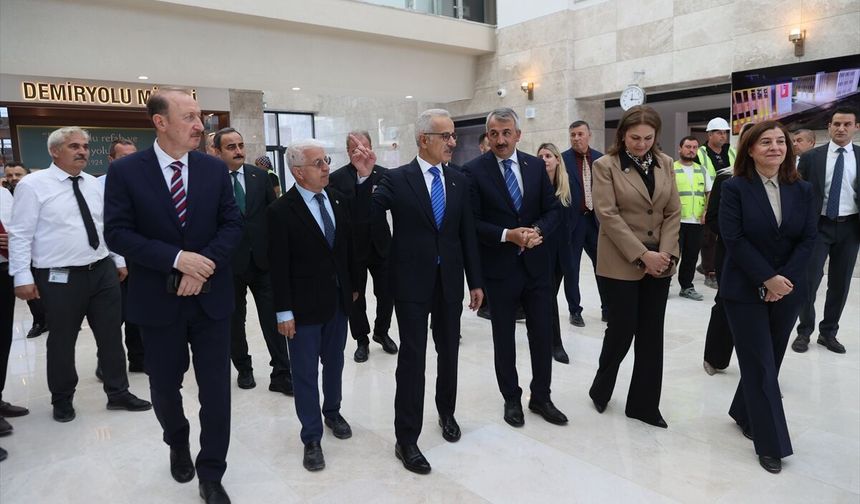 Ulaştırma ve Altyapı Bakanı Uraloğlu, yeni Edirne Garı'nı inceledi