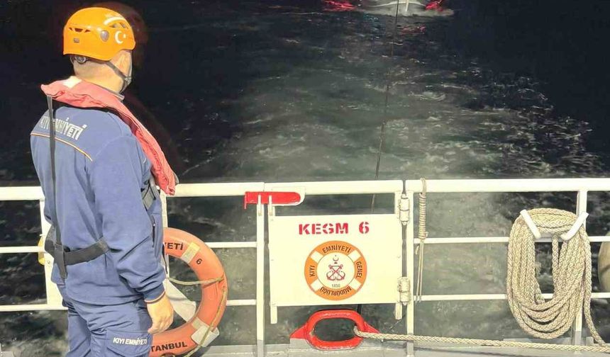 1915 Çanakkale Köprüsü önlerinde sürüklenen teknedeki 2 kişi kurtarıldı