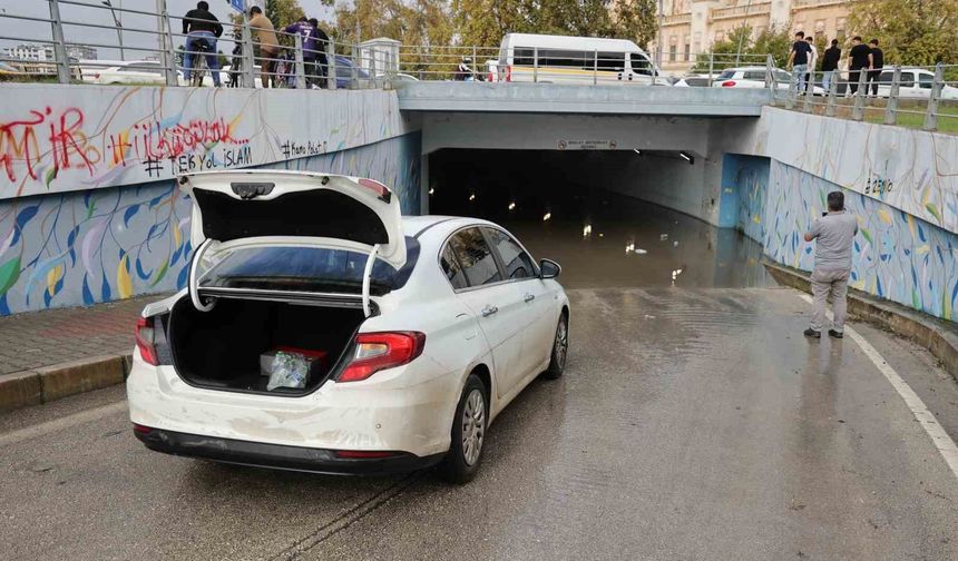 Adana'da sağanak çilesi: Otomobil suya gömüldü, vatandaşlar rögarları kendileri temizledi