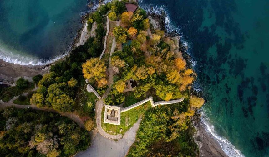 Akçakoca'daki Ceneviz Kalesi sonbahar renklerine büründü