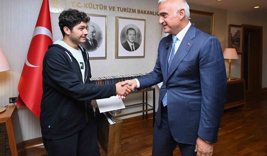Bakan Ersoy zorlu şartlar altında YKS'de derece yapan öğrenciyle bir araya geldi